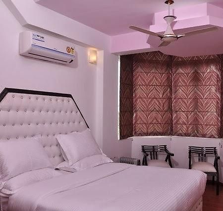 The Royal Court Hotel Нейнитал Екстериор снимка