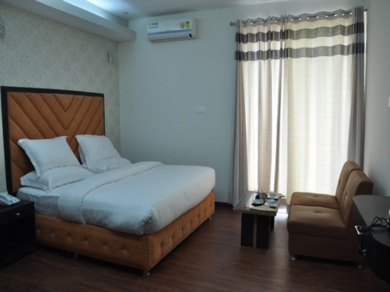 The Royal Court Hotel Нейнитал Екстериор снимка