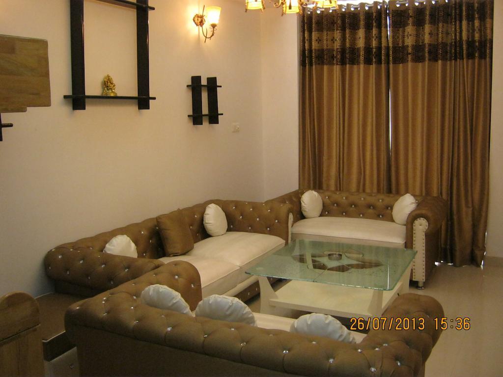 The Royal Court Hotel Нейнитал Екстериор снимка