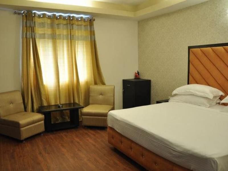 The Royal Court Hotel Нейнитал Екстериор снимка