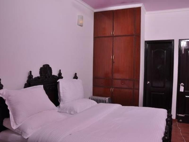 The Royal Court Hotel Нейнитал Екстериор снимка
