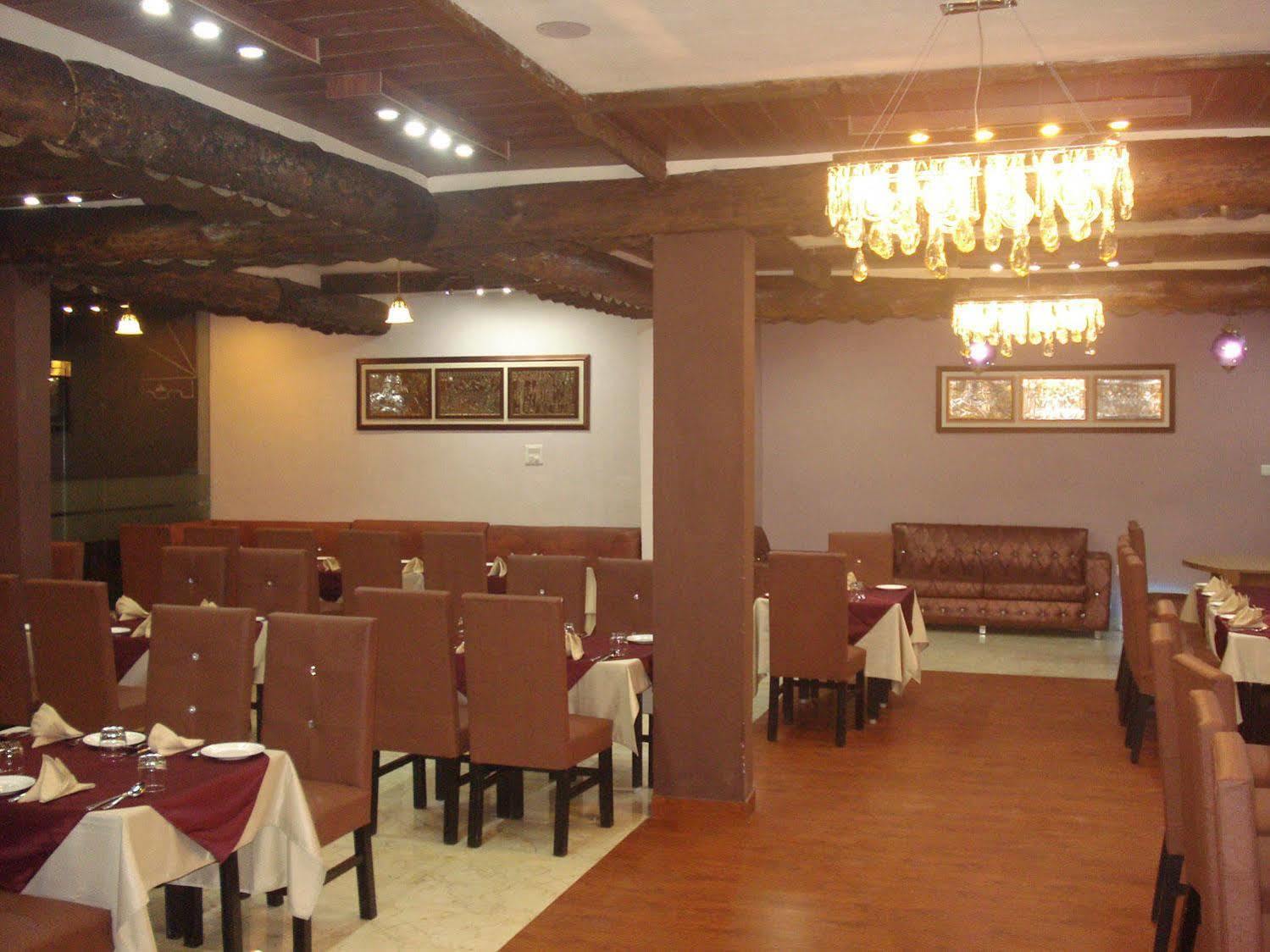 The Royal Court Hotel Нейнитал Екстериор снимка