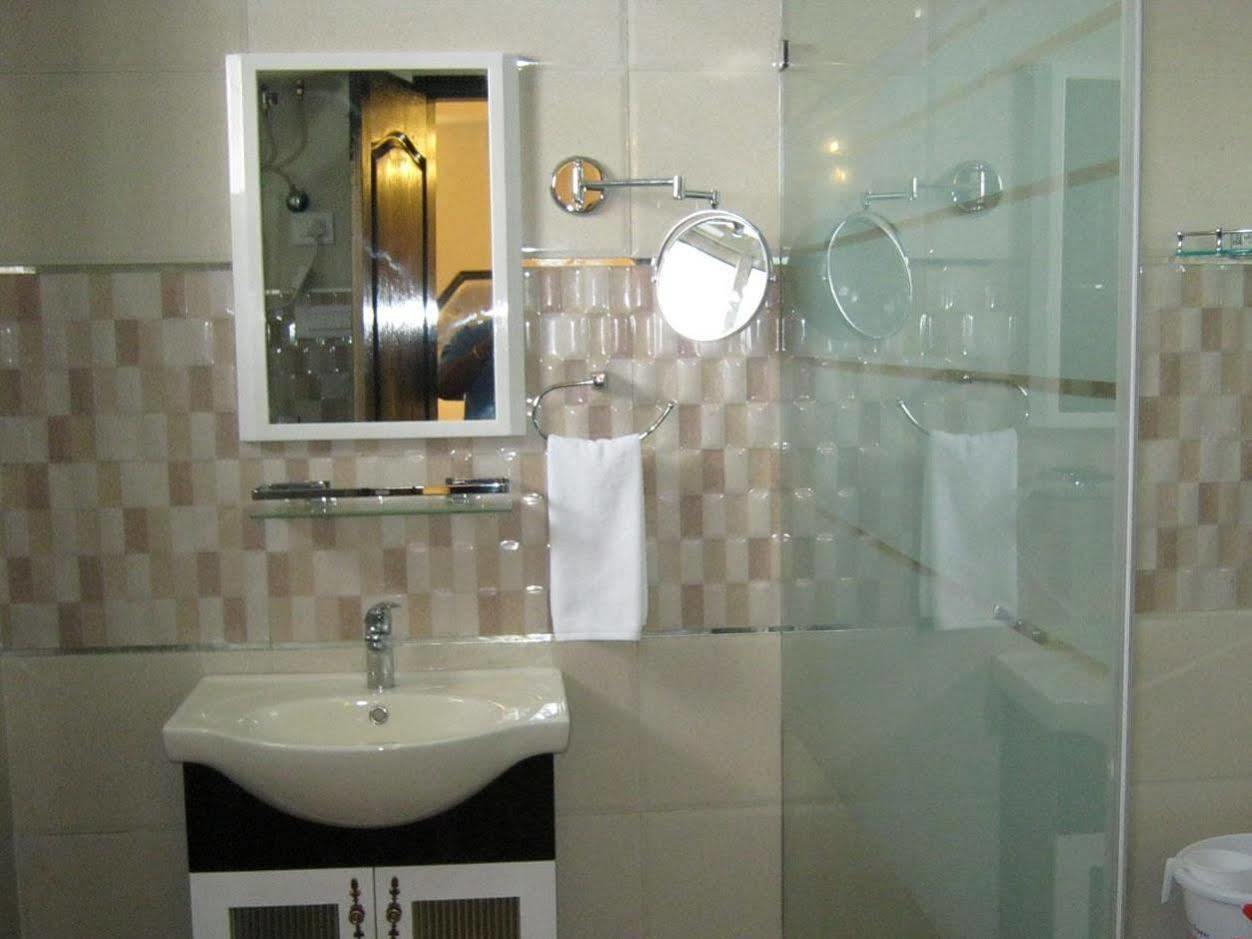 The Royal Court Hotel Нейнитал Екстериор снимка