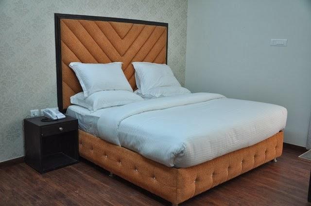 The Royal Court Hotel Нейнитал Екстериор снимка